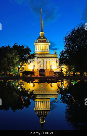 L'entrée principale du bâtiment de l'Amirauté principal avec reflet dans la fontaine extérieure au moment de nuits blanches à St Louis. Vue latérale du Gorokhova Banque D'Images