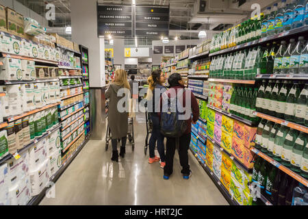 Clients dans la nouvelle Whole Foods Market à Newark, NJ le jour d'ouverture le Mercredi, Mars 1, 2017. Le magasin est le 17e de la chaîne de magasin ouvert dans le New Jersey. Le magasin de 29 000 pieds carrés situé dans l'ancienne réaménagée Hahne & Co. department store bâtiment est considéré comme un présage de la revitalisation de la Newark qui jamais remis des émeutes dans les années 1960. (© Richard B. Levine) Banque D'Images