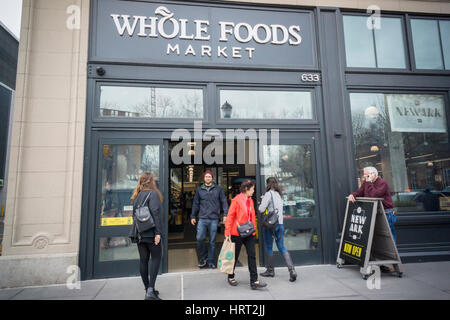 Le nouveau Whole Foods Market à Newark, NJ le jour d'ouverture le Mercredi, Mars 1, 2017. Le magasin est le 17e de la chaîne de magasin ouvert dans le New Jersey. Le magasin de 29 000 pieds carrés situé dans l'ancienne réaménagée Hahne & Co. department store bâtiment est considéré comme un présage de la revitalisation de la Newark qui jamais remis des émeutes dans les années 1960. (© Richard B. Levine) Banque D'Images