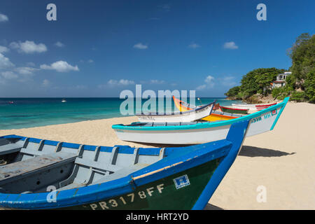 Corbeau de YOLA peint de couleurs vives, LES BATEAUX DE PÊCHE BATEAU CRASH BEACH PORTO RICO AGUADILLA Banque D'Images