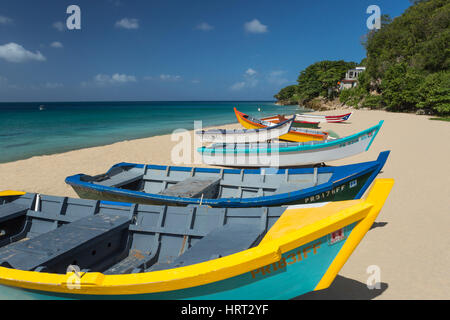 Corbeau de YOLA peint de couleurs vives, LES BATEAUX DE PÊCHE BATEAU CRASH BEACH PORTO RICO AGUADILLA Banque D'Images