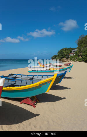 Rangée de YOLA peint de couleurs vives, LES BATEAUX DE PÊCHE BATEAU CRASH BEACH PORTO RICO AGUADILLA Banque D'Images