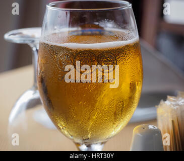 Verre DE BIÈRE EFES SUR TABLE DE RESTAURANT PONT DE GALATA ISTANBUL Turquie Banque D'Images