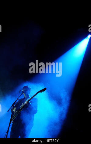 Barcelone, Espagne - 31 MAI : Silhouette de Romy Madley, chanteur et guitariste du groupe XX, qui effectue à San Miguel Primavera Sound Festival le Mai Banque D'Images