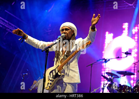 Barcelone - JUN 14 : Chic avec Nile Rodgers (band) effectue au festival Sonar le 14 juin 2014 à Barcelone, Espagne. Banque D'Images