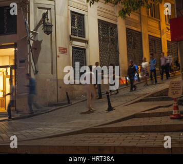 Rue EN PENTE DANS LA NUIT, le Berektzade Medressi Sokak dans Istanbul TURQUIE Banque D'Images