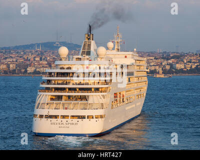 SILVER SPIRIT CRUISE LINER, NASSAU, laissant entrer l'AMARRAGE ET LE BOSPHORE ISTANBUL Turquie Banque D'Images