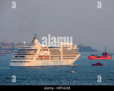 SILVER SPIRIT CRUISE LINER, NASSAU, laissant entrer l'AMARRAGE ET LE BOSPHORE ISTANBUL Turquie Banque D'Images