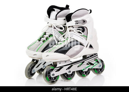 Une paire de patins à roulettes sur un fond blanc Banque D'Images