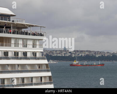 Un paquebot de croisière amarré sur le Bosphore Istanbul TURQUIE Banque D'Images