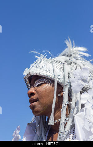 9 FÉVRIER 2016 - Rio de Janeiro, Brésil - femme brésilienne d'origine africaine en costume blanc brillant durant Carnaval 2016 street parade Banque D'Images