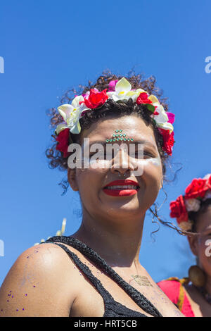 9 FÉVRIER 2016 - Rio de Janeiro, Brésil - Brazilian woman smiling et couronne de fleurs colorées durant Carnaval 2016 street parade Banque D'Images