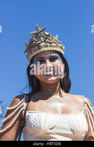 9 FÉVRIER 2016 - Rio de Janeiro, Brésil - Caucasian girl en costume lumineux sourire durant Carnaval 2016 street parade Banque D'Images