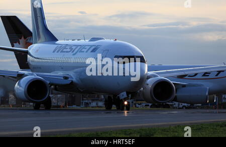 Boeing 737-700 C-FWSV WestJet à l'aéroport d'Ottawa l'Aéroport International d'Ottawa, Canada, le 04 juin, 2015 Banque D'Images