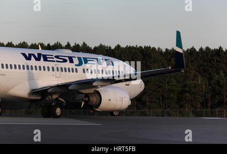 Boeing 737-700 C-FWSV WestJet à l'aéroport d'Ottawa l'Aéroport International d'Ottawa, Canada, le 04 juin, 2015 Banque D'Images