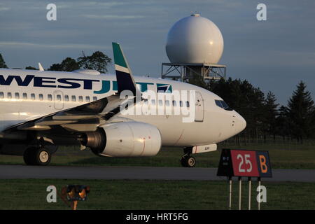 Boeing 737-700 C-FWSV WestJet à l'aéroport d'Ottawa l'Aéroport International d'Ottawa, Canada, le 04 juin, 2015 Banque D'Images