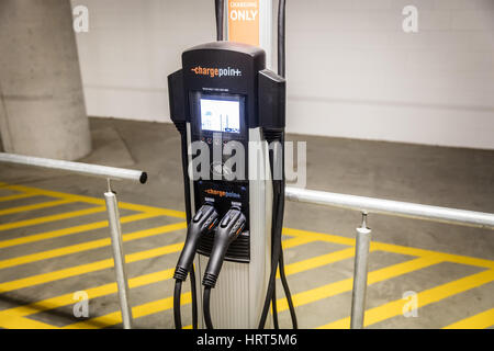 Chargepoint points de recharge pour voitures électriques dans un parking. Banque D'Images