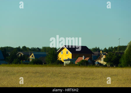 Village et chalets. champ vert en été Banque D'Images