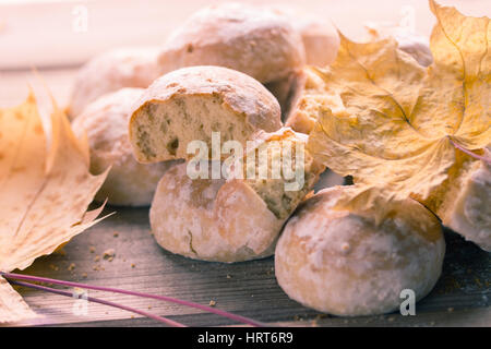 Petits gâteaux avec du glaçage sur fond de bois Banque D'Images