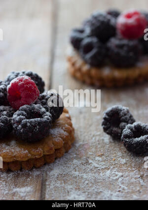 Tartelette aux petits fruits ou gâteau rempli de glace blackberry framboise Banque D'Images