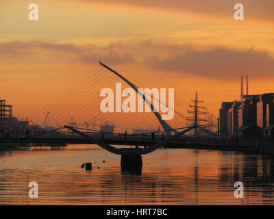 Samuel Beckett Bridge au lever du soleil sur la rivière Liffey à Dublin, Irlande Banque D'Images