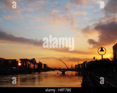 Samuel Beckett Bridge au lever du soleil sur la rivière Liffey à Dublin, Irlande Banque D'Images