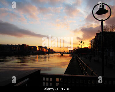 Samuel Beckett Bridge au lever du soleil sur la rivière Liffey à Dublin, Irlande Banque D'Images