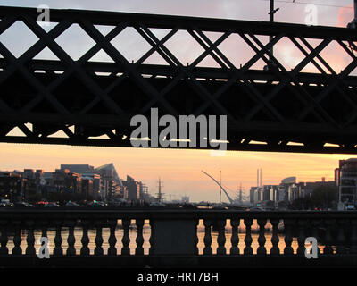 Samuel Beckett Bridge au lever du soleil sur la rivière Liffey à Dublin, Irlande Banque D'Images