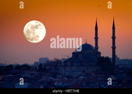 Siluet mosquée avec lune au coucher du soleil. Istanbul, Turquie. Banque D'Images