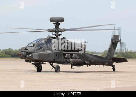 Army Air Corps solo display taxiing Apache avant d'une démonstration faite aux médias à Wattisham. Banque D'Images