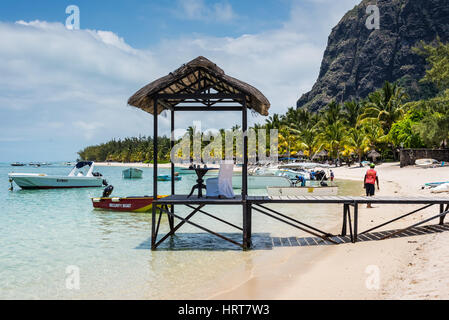 Le Morne, Île Maurice - décembre 7, 2015 : un setup pour un dîner romantique sur la plage Le Morne, l'une des plus belles plages de Maurice et le site de ma Banque D'Images