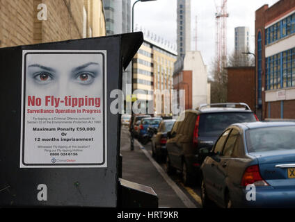 Signer avec les pénalités pour fly-tipping dans street à Islington, Londres Banque D'Images
