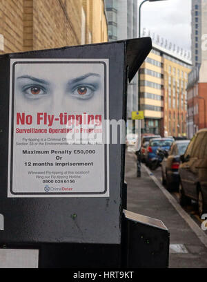 Signer avec les pénalités pour fly-tipping dans street à Islington, Londres Banque D'Images