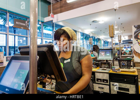 Floride Sud, Miami, centre-ville, marché des aliments entiers, épicerie biologique, supermarché, caissier, Black Blacks Africains ethnie minoritaire, adultes W Banque D'Images