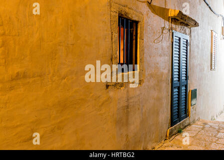 Extérieur de maison la nuit méditerranéenne générique Banque D'Images