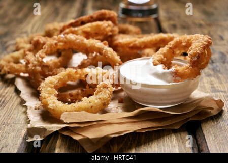 Des frites croustillantes avec sauce oignon blanc, vue en gros Banque D'Images