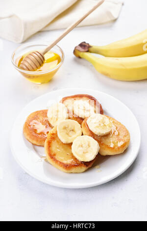 Crêpes de fromage cottage avec des tranches de banane, petit-déjeuner sain Banque D'Images