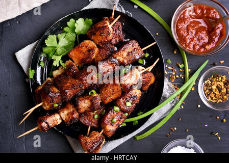 Un barbecue de viande sur des brochettes en bois sur plaque, vue d'en haut Banque D'Images