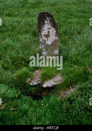 Vestiges de Kilmalkedar puits sacré et de pèlerinage, comté de Kerry, Irlande : un lintelled marquait creux par une pierre gravée avec une croix latine. Banque D'Images