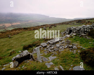 Voir SW à St Finan's Bay, à côté de prises en forme de tente de culte sur terrasse supérieure du Killabuonia site monastique précoce, comté de Kerry, Irlande. Banque D'Images