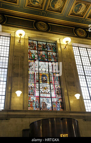 Orné d'un vitrail dans la bibliothèque centrale de Manchester, siège de la bibliothèque de la ville et de l'information publique à Manchester, Angleterre, Royaume-Uni, Banque D'Images