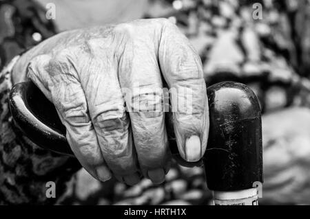 Image en noir et blanc de la main d'une femme âgée, sur un bâton de marche. Voir CRJ5F0 pour la version couleur. Banque D'Images