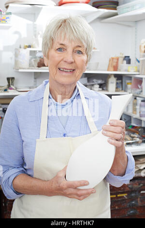 Portrait of Senior Woman Holding Vase de poterie Banque D'Images