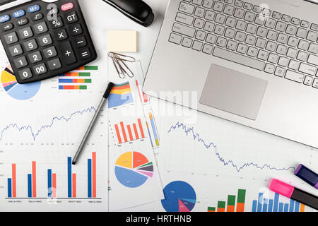 Analyse des données - lieu de travail avec des graphiques et tableaux Banque D'Images