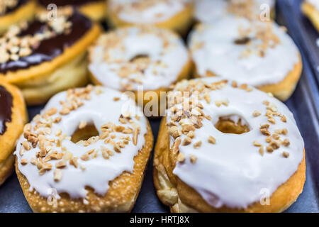Donuts glacé blanc avec arachides hachées Banque D'Images