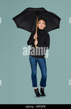 Curieux Portrait femme parapluie Sensibilisation Concept Banque D'Images