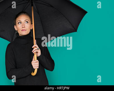 Curieux Portrait femme parapluie Sensibilisation Concept Banque D'Images