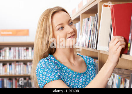 Female Student Studying in Library Banque D'Images