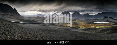 73320, l'Islande - Panorama de longue route à travers de vastes paysages volcaniques orageux Banque D'Images