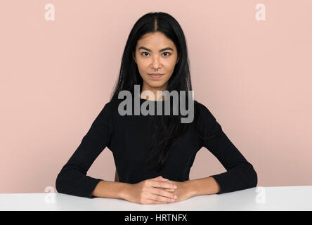 Jeune femme portriat studio occasionnels dans récolte-top Banque D'Images